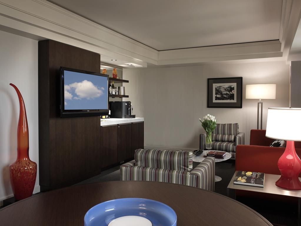 Hotel Murano Tacoma Exterior foto A suite at the Renaissance Boston Harborview Hotel