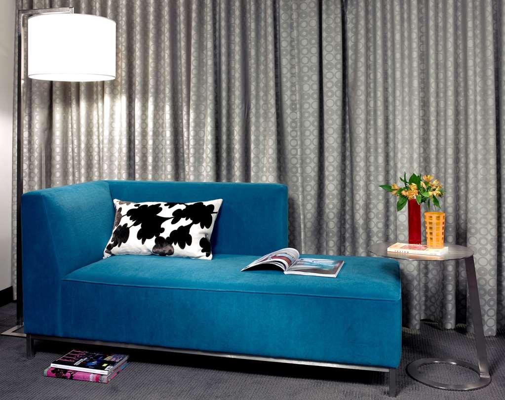 Hotel Murano Tacoma Habitación foto A blue chaise longue
