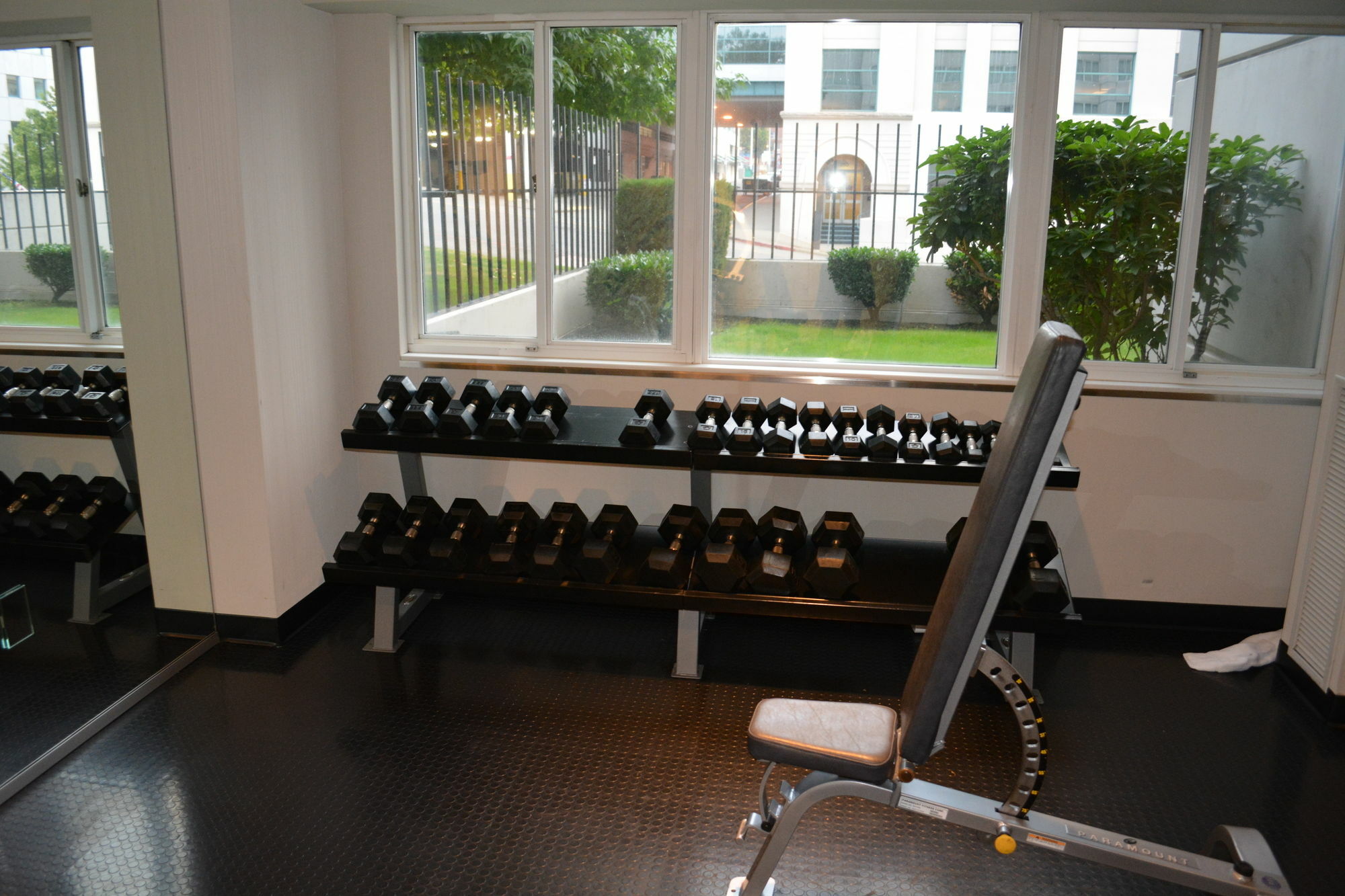 Hotel Murano Tacoma Exterior foto Dumbbells on a rack